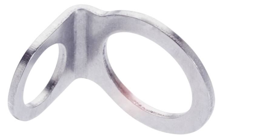 Ein ovales, silbernes Metallobjekt mit zwei Löchern, vermutlich ein Bestandteil für mechanische oder technische Anwendungen.