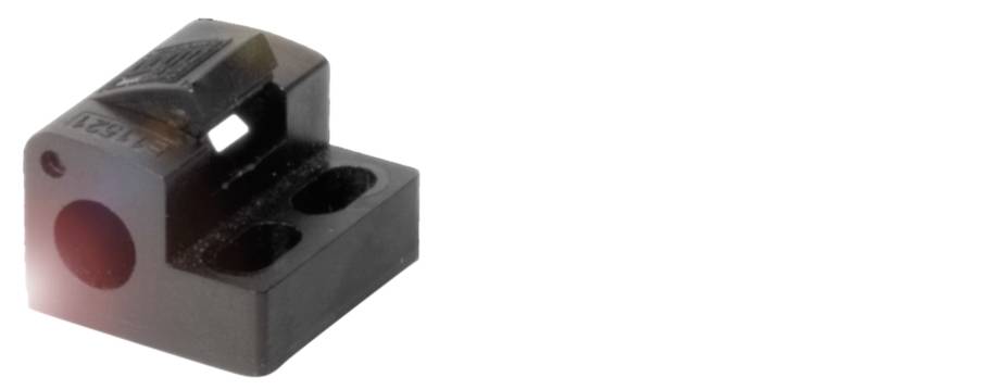 Ein schwarzer, rechteckiger Steckverbinder mit drei Öffnungen und einer schrägen Oberfläche liegt auf einem weißen Hintergrund.