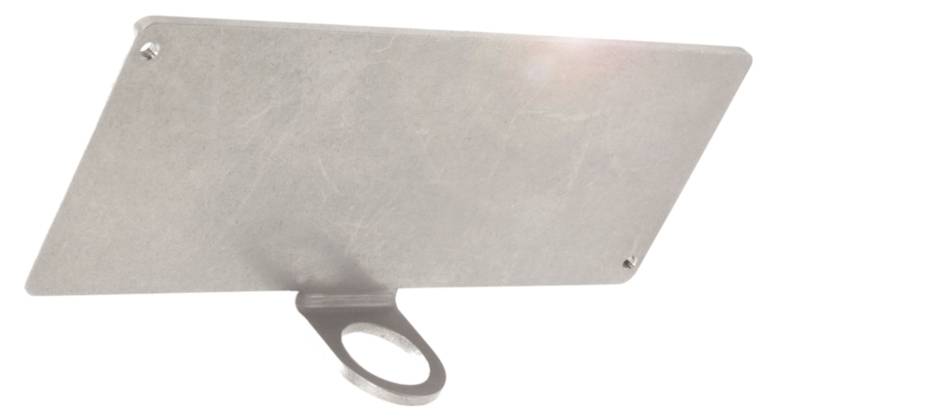 Metallisches Schild mit Ringhalterung, auf einer schrägen Fläche montiert. Es scheint Licht von oben links.