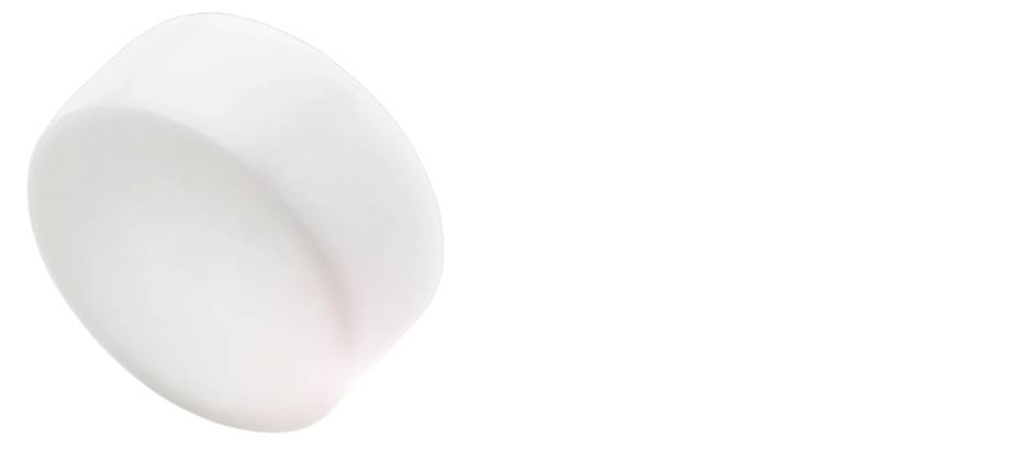 Ein weißer, runder Knopf aus Plastik ist auf weißem Hintergrund abgebildet.