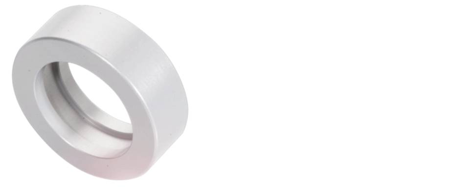 Ein silberner, metallischer Ring mit einer breiten Kante liegt auf einem weißen Hintergrund.