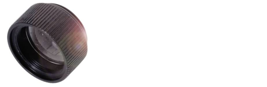 Schwarze, geriffelte Kunststoffkappe mit Lichteinfall von links, auf einem weißen Hintergrund.