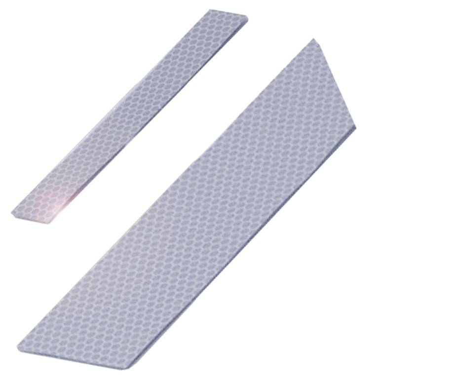 Zwei graue trapezförmige Objekte mit leichter Struktur, die schräg nebeneinander liegen.