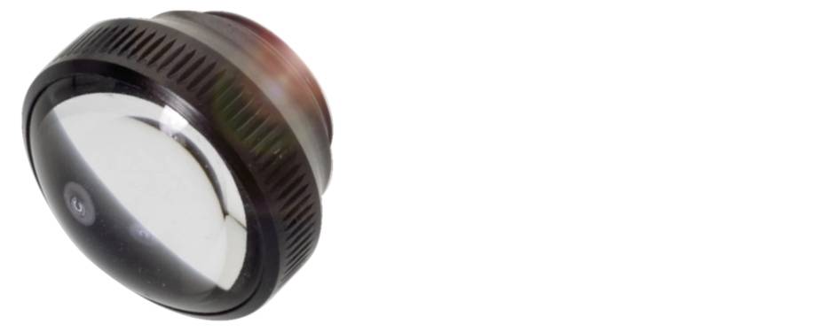 Schwarz glänzende Kameraobjektivkappe vor weißem Hintergrund, zeigt die geriffelte Textur und runde Form.