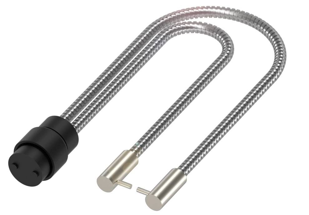 Metallschlauch mit schwarzem Anschluss und zwei metallischen Enden; möglicherweise Teil einer technischen oder industriellen Anwendung.