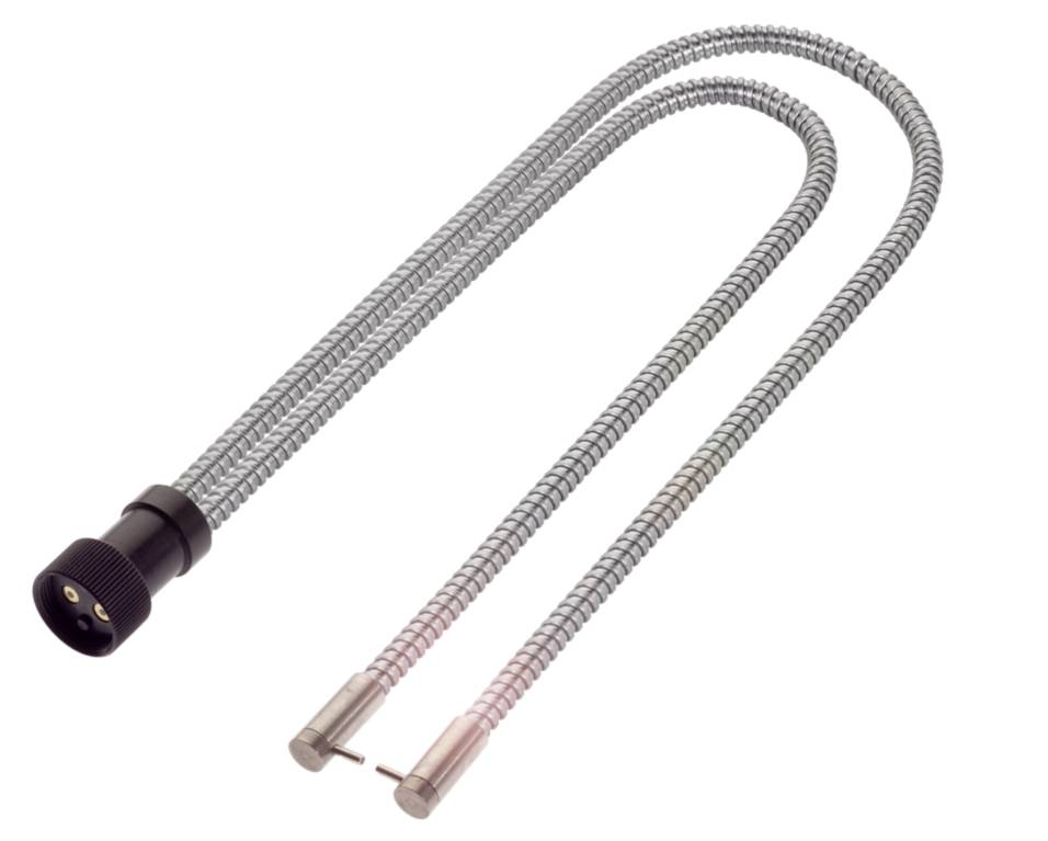 Ein flexibles Metallrohr mit einer schwarzen Endkappe und zwei silbernen Anschlussstücken, möglicherweise ein technisches Bauteil.