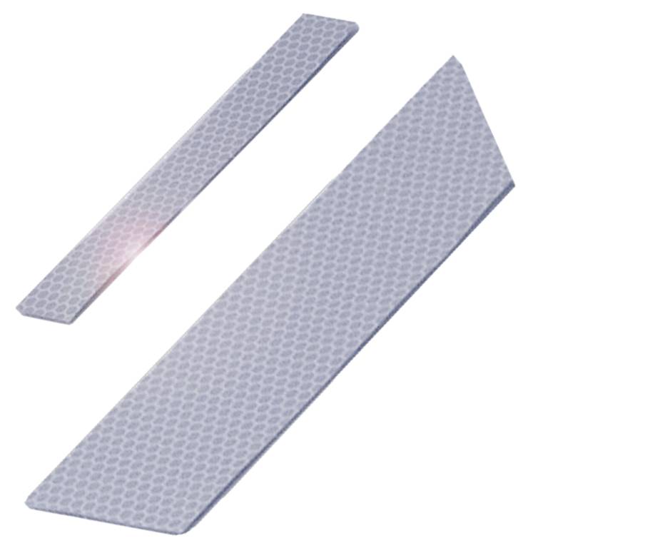 Zwei graue rechteckige Metallstreifen mit wabenförmiger Struktur auf weißem Hintergrund. Der größere Streifen hat eine abgeschrägte Ecke.