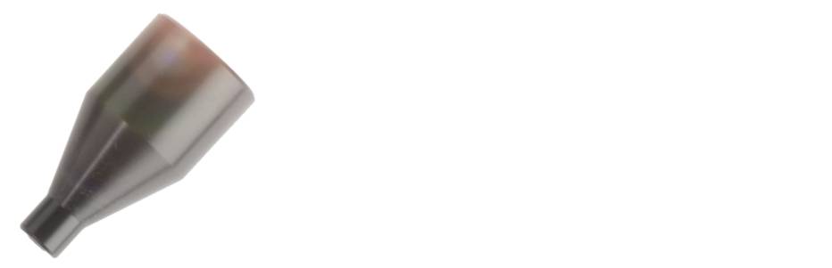 Ein schräg gestelltes metallisches Bauteil auf weißem Hintergrund. Möglicherweise handelt es sich um eine Düse oder ein Maschinenteil.