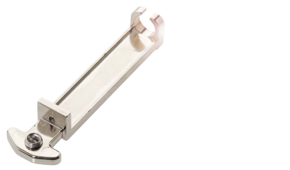 Metallischer Hebelarm mit Schraube an einem Ende und U-förmiger Öffnung am anderen. Verwendung in mechanischen Anwendungen.