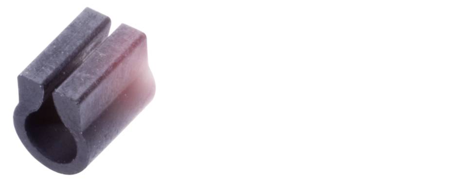 Dunkles, U-förmiges Kunststoffteil auf weißem Hintergrund. Könnte als Kabelführung oder Clip verwendet werden.