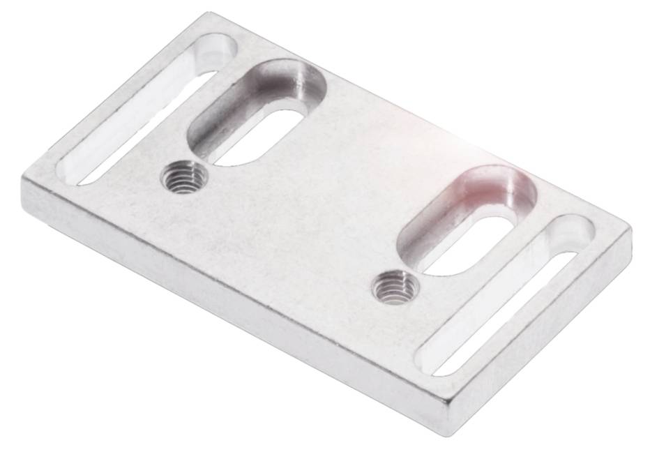 Metallplatte mit mehreren rechteckigen Öffnungen und Schraubgewinden.