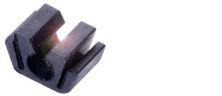Ein schwarzes Kunststoffteil mit einer U-Form und einem Schlitz in der Mitte, auf weißem Hintergrund. Verwendet in Elektronikbaugruppen.