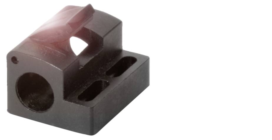 Ein schwarzes Kunststoffteil mit zwei rechteckigen Aussparungen und einer runden Öffnung. Es hat eine kleine erhöhte Kante.