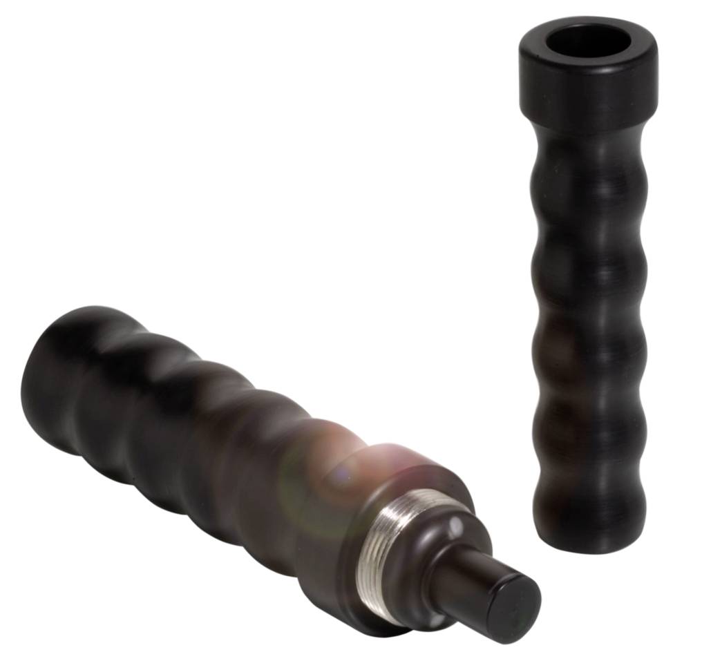 Zwei schwarze, geriffelte Griffe; einer mit Metallanschluss flach liegend, der andere aufrecht stehend.