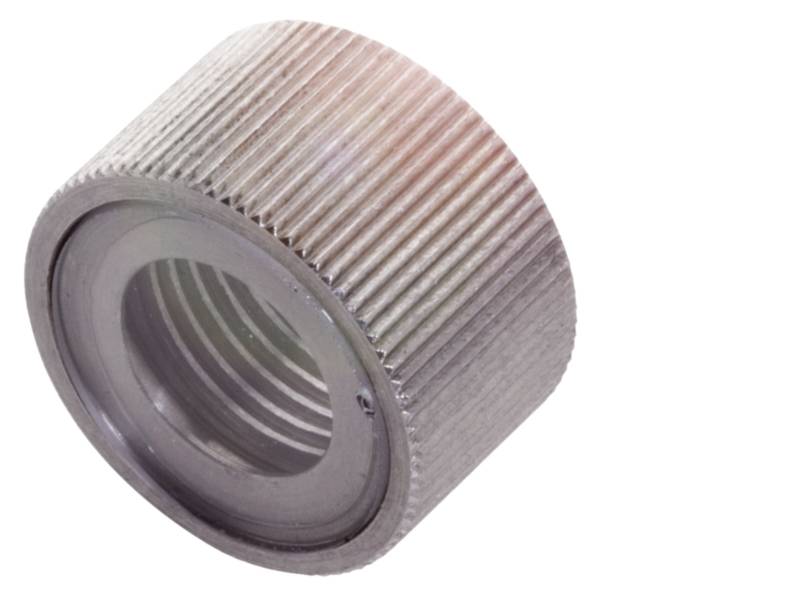 Metallisches Gewindeende einer Röhre, leicht schräg fotografiert, mit geriffelter Oberfläche zur Verbesserung des Griffs.