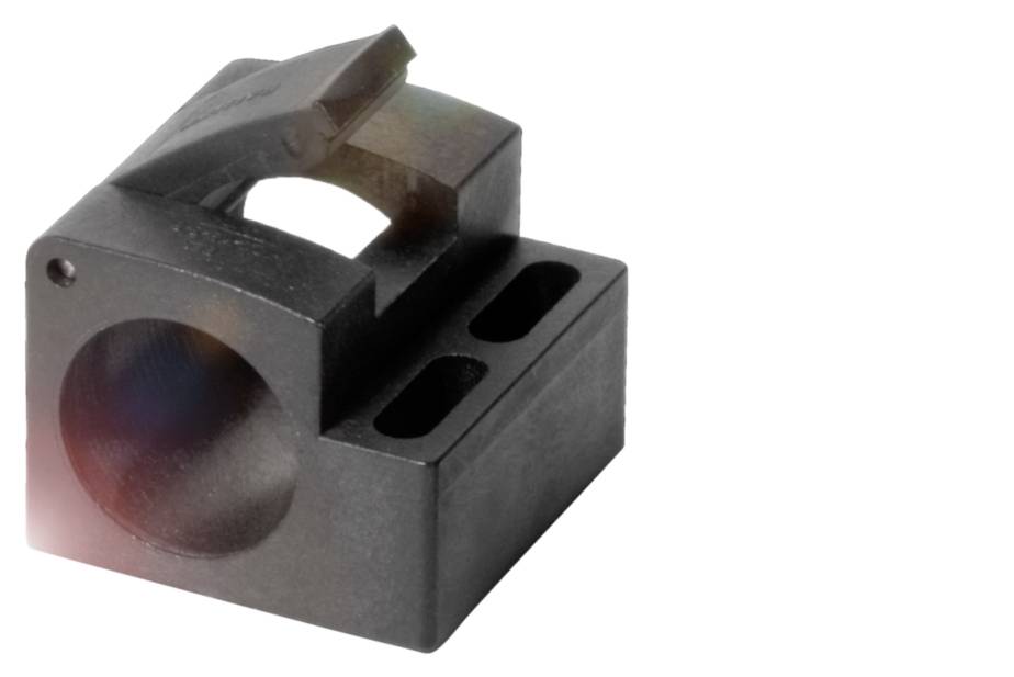 Schwarzes Metallbauteil mit rundem Loch und rechteckigen Aussparungen, verwendet in Maschinen oder Montageprozessen.