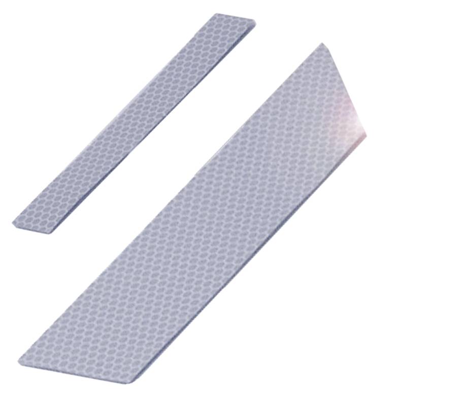 Zwei rechteckige, silberne Streifen mit wabenartiger Textur; einer schmal und lang, der andere breiter und spitz zulaufend.