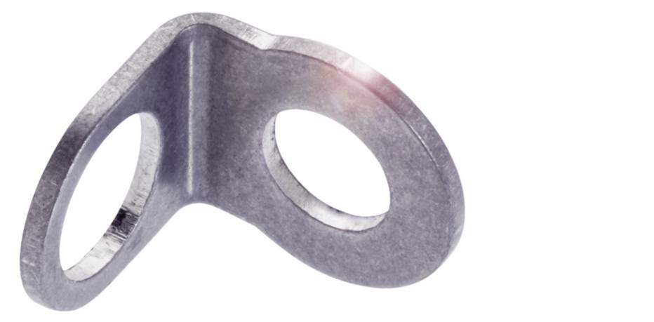 Ein metallischer Kletterhaken mit zwei Löchern und einer gebogenen Form, geeignet zum Sichern von Kletterseilen an Felsen.