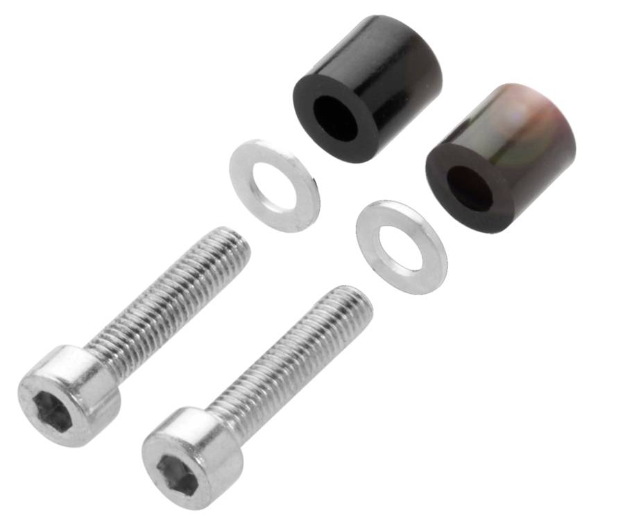 Zwei silberne Schrauben mit zugehörigen Unterlegscheiben und zwei schwarze Abstandshalter auf weißem Hintergrund.