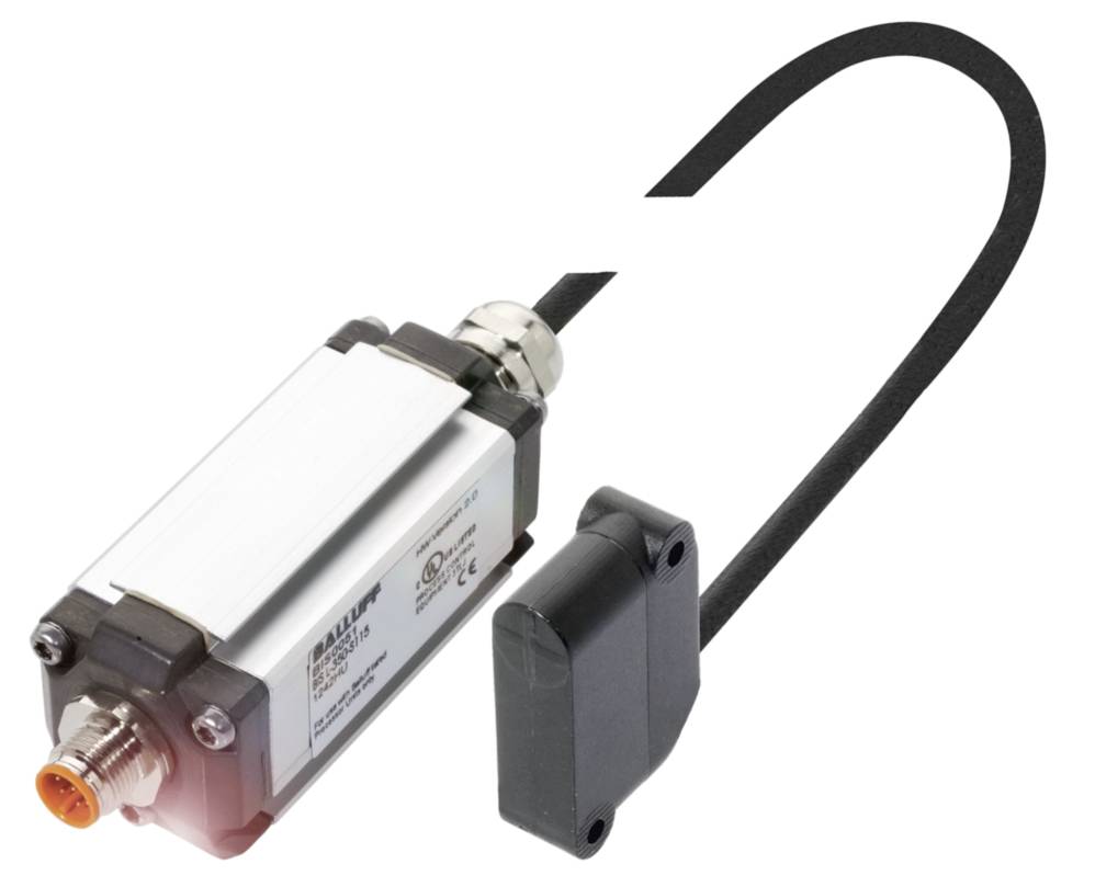 Ein induktiver Sensor mit rechteckigem Gehäuse, angeschlossenem Kabel und metallischem Steckverbinder vorne.