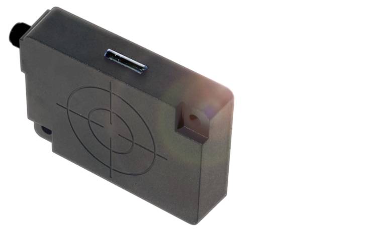 Ein rechteckiges schwarzes Gerät mit einem USB-Anschluss und einer kreisförmigen Markierung auf der Seite.