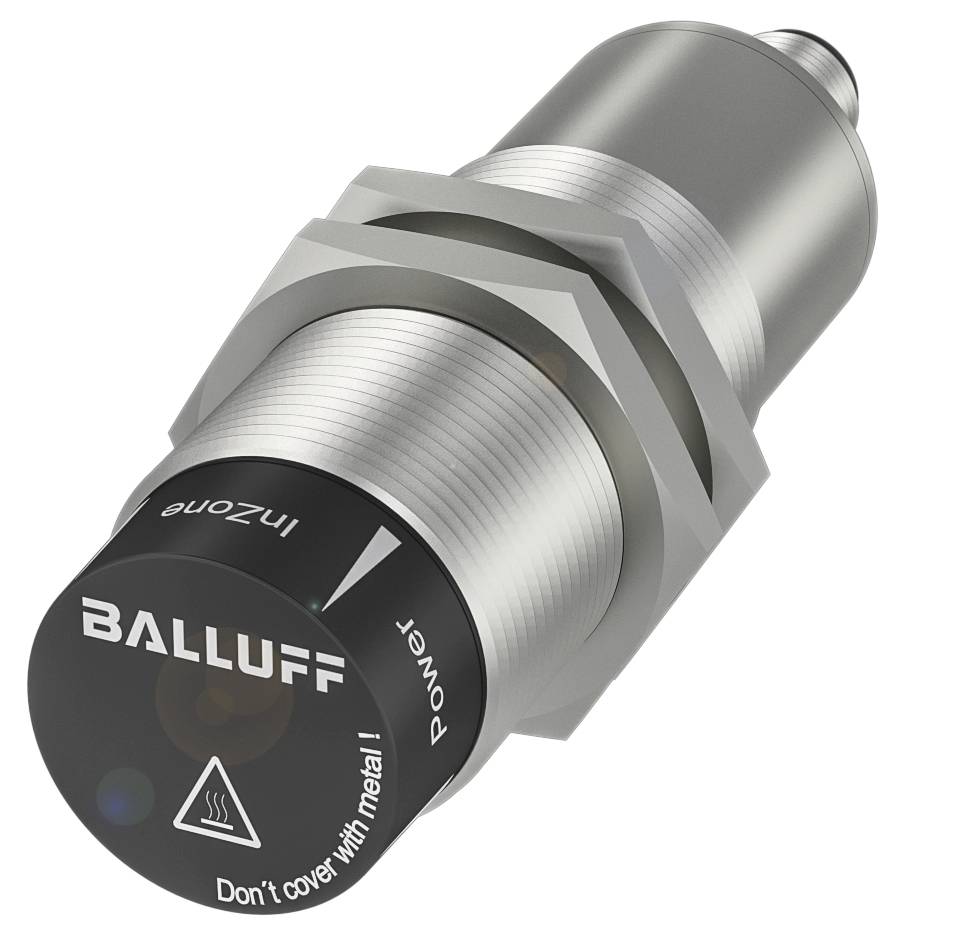 Ein zylindrischer Induktionssensor von Balluff in Metallausführung mit schwarzem Anschlussdeckel; Text darauf: 'Don't cover with metal'.