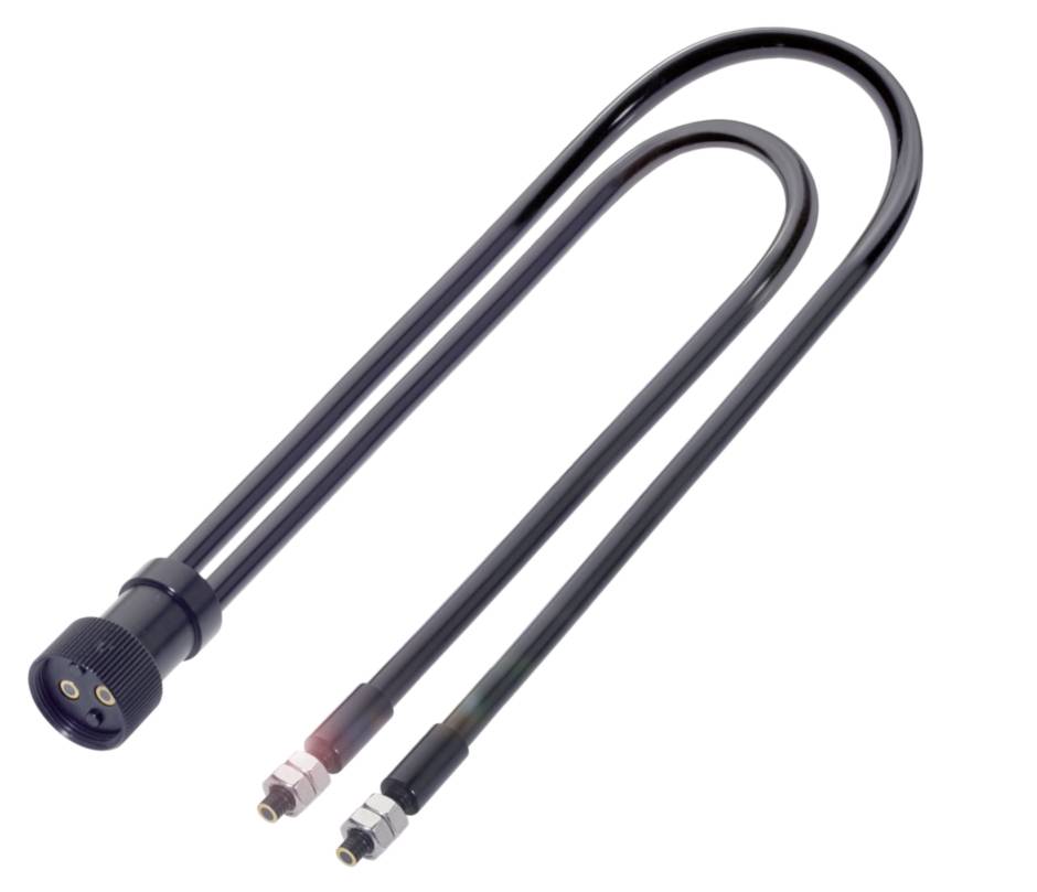 Zwei flexible schwarze Kabel mit Metallanschlüssen an den Enden, verbunden durch einen gemeinsamen Adapter. Für Hydraulikanlagen geeignet.