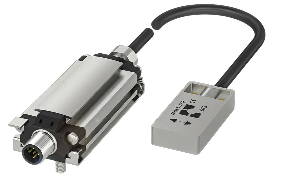 Induktiver Wegaufnehmer mit Kabel und Stecker, auf weißem Hintergrund.