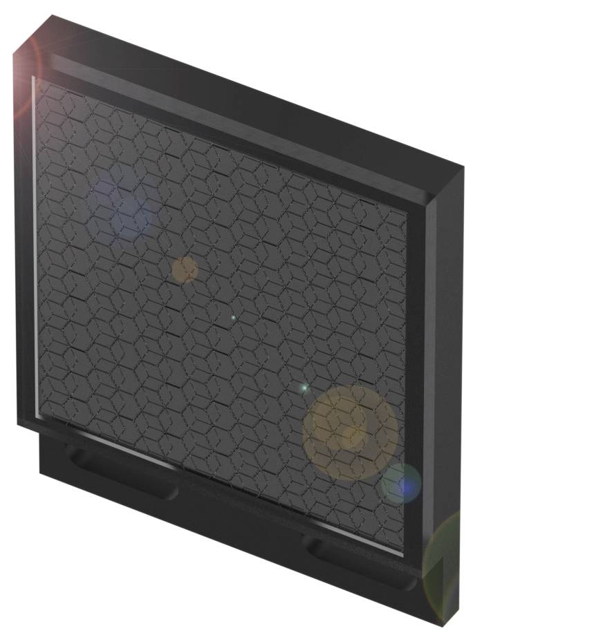 Ein dunkler, kastenförmiger Gegenstand mit wabenartiger Oberfläche. Sonnenlicht spiegelt sich links oben.