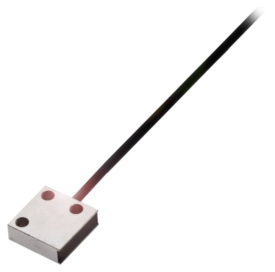 Ein rechteckiger Metallblock mit zwei Löchern und einem langen schwarzen Kabel, das für elektrische oder technische Anwendungen verwendet wird.