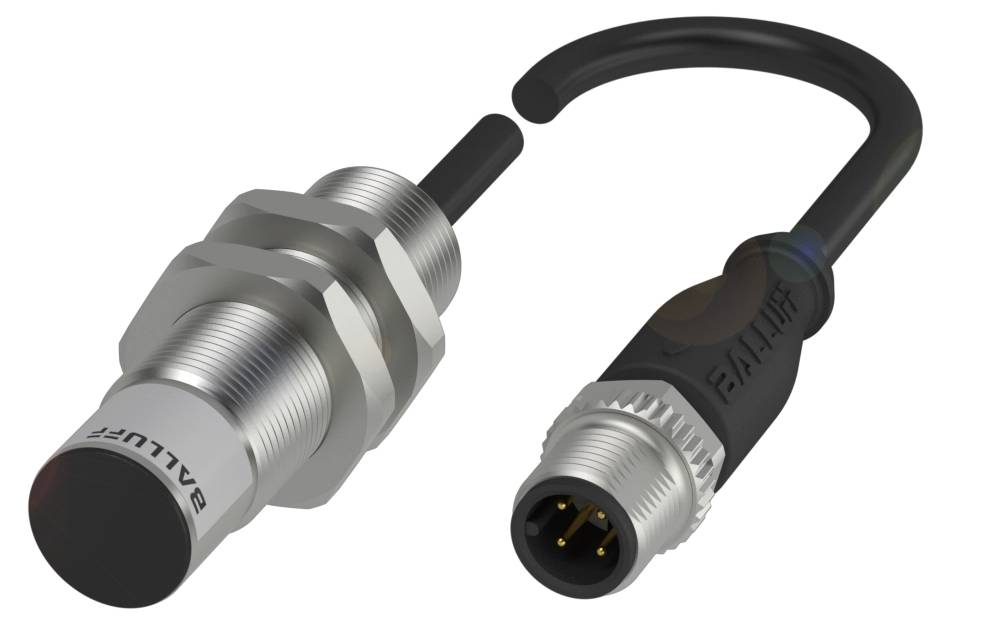 Ein zylindrischer Näherungssensor aus Metall neben einem abgewinkelten Anschlusskabel. Das Kabel hat drei Metallkontakte.