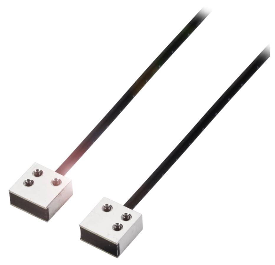 Zwei metallische rechteckige Sensoren mit jeweils einem schwarzen Kabel, die vertikal verlaufen und auf einem weißen Hintergrund liegen.