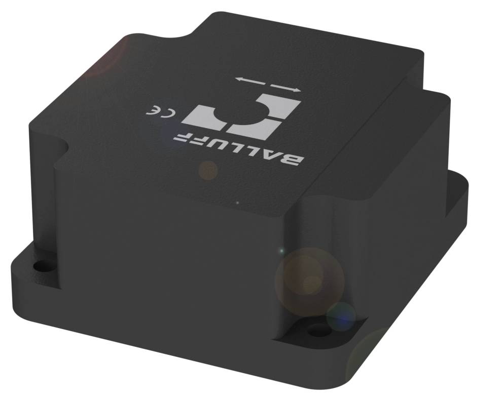 Ein schwarzes Gerät mit quadratischer Form. Auf der Oberseite ist das Logo von Balluff zu sehen. Es hat Befestigungslöcher an den Ecken.