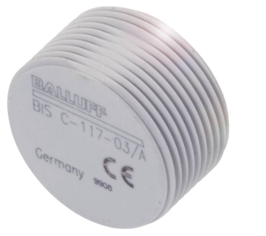 Ein runder, grauer RFID-Transponder von Balluff mit Aufschrift 'BIS C-117-03/A', CE-Logo und 'Germany'.