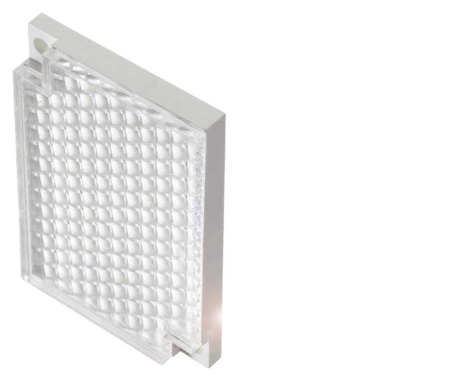 Transparente, quadratische Kunststoffplatte mit einem Gitter aus kleinen, gewölbten Oberflächen. Licht reflektiert vom Rand.