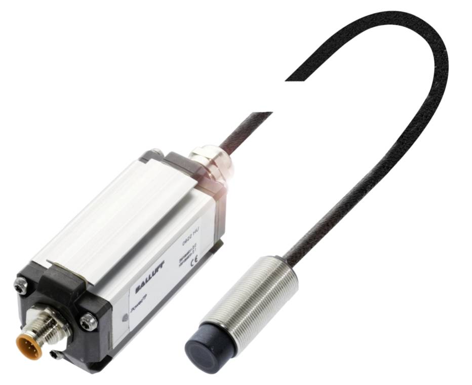 Ein zylindrischer, kapazitiver Sensor mit angeschlossenem Kabel und Stecker zur Erkennung von Objekten aus Metall und Nichtmetall.