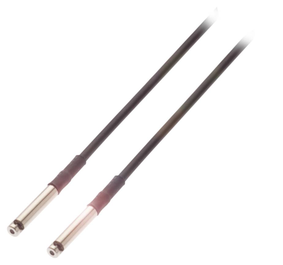 Zwei lange schwarze Kabel mit metallischen Steckern an einem Ende vor weißem Hintergrund, möglicherweise Audiokabel.