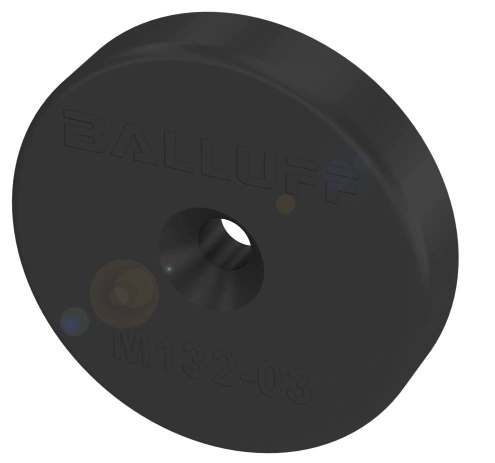 Eine runde, schwarze, flache Scheibe mit einem Loch in der Mitte. Auf der Oberfläche ist das Wort 'BALLUFF' und die Nummer 'M132-03' eingeprägt.