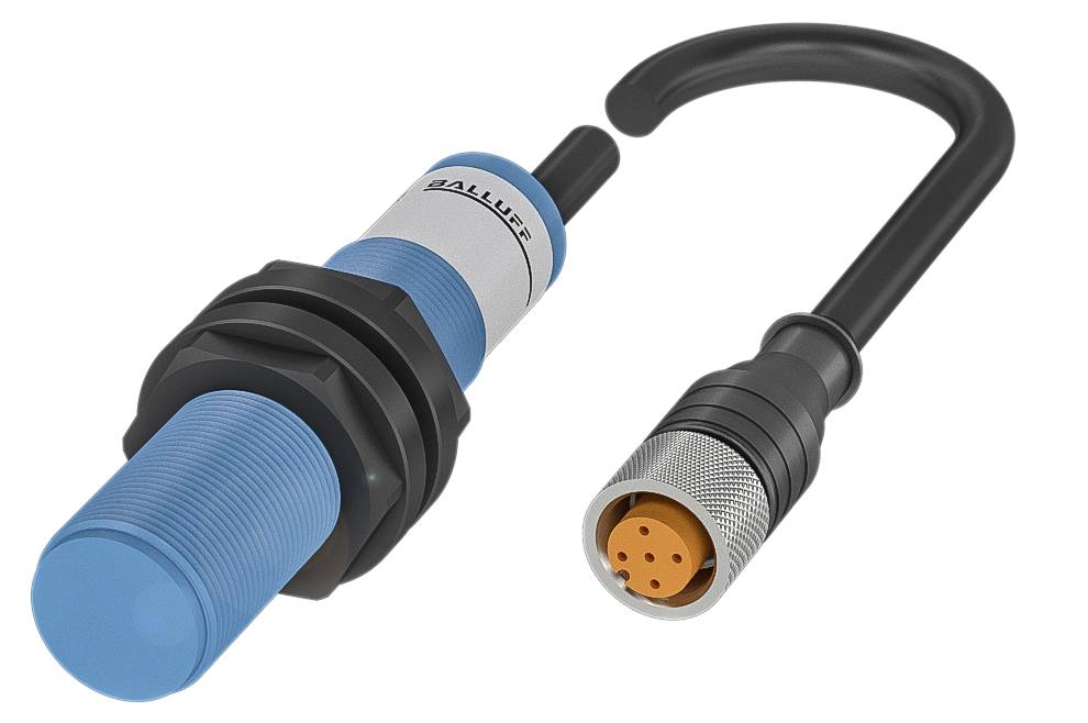 Ein induktiver Sensor mit blauer Kunststoffspitze und Gewindemontage, verbunden mit einem schwarzen Anschlusskabel mit orangefarbenem Stecker.