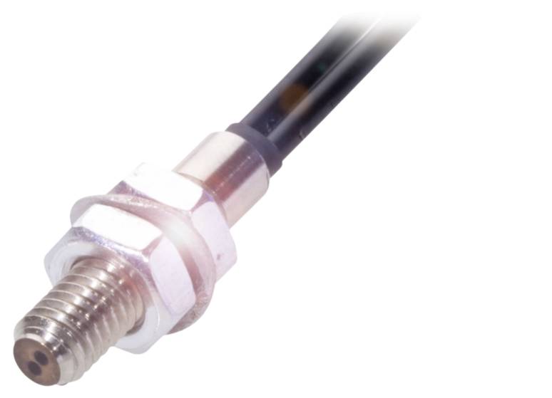 Nahaufnahme eines Drucksensors mit Gewindeanschluss und schwarzem Kabel, geeignet für industrielle Anwendungen.