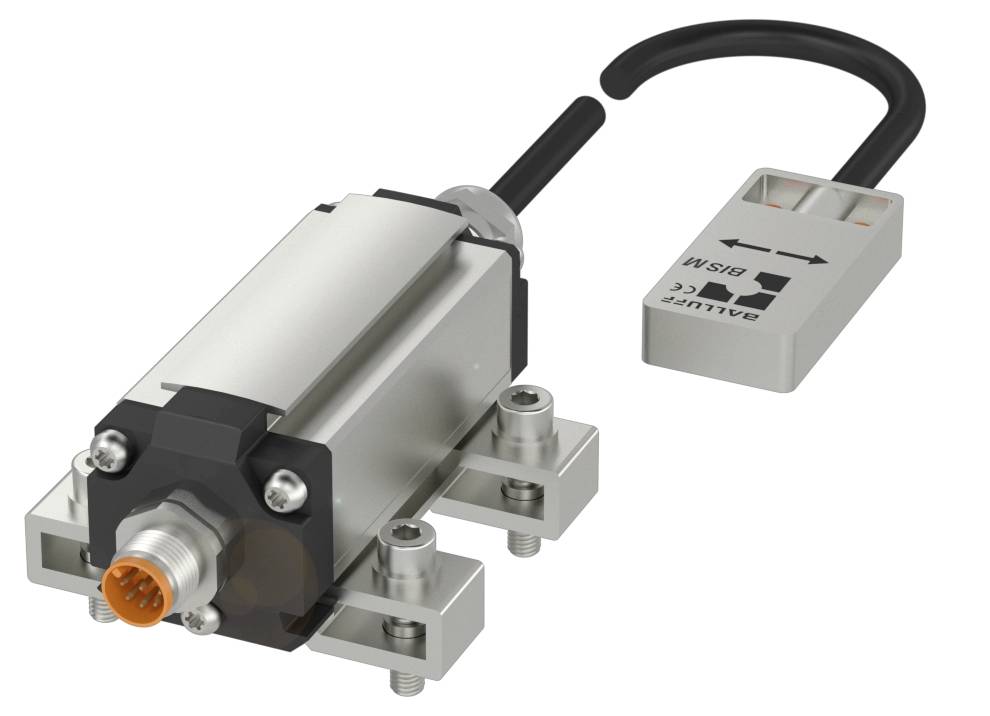 Metallsensor mit Verbindungskabel und Steuereinheit. Der Sensor hat eine orangefarbene Schnittstelle. Bauteil zur Positionsüberwachung.