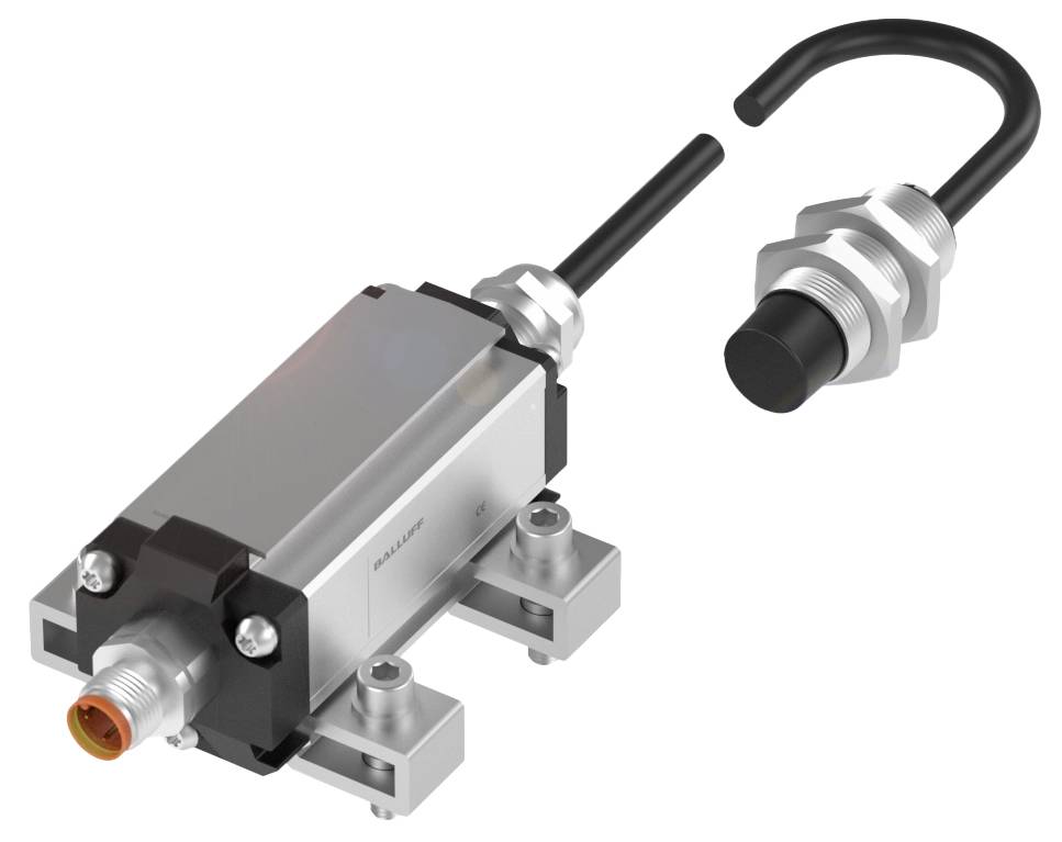 Ein elektronischer Sensor mit Kabel und Steckverbindung, befestigt an einer Halterung. Ein separates, dazugehöriges Anschlussstück liegt daneben.