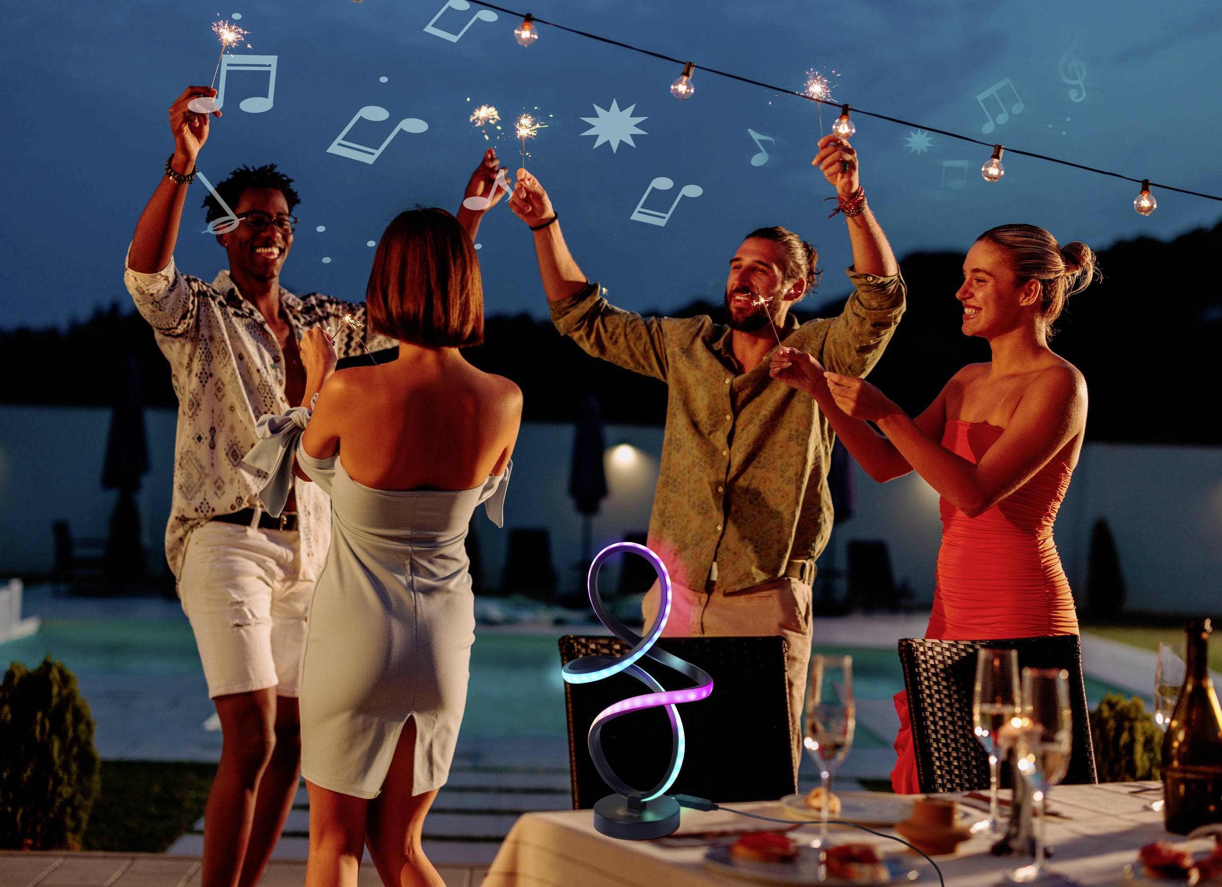 Menschen feiern draußen bei Nacht, halten Wunderkerzen und stehen in der Nähe eines Pools mit Lichterketten. Musikalische Noten und Sterne schweben in der Luft.