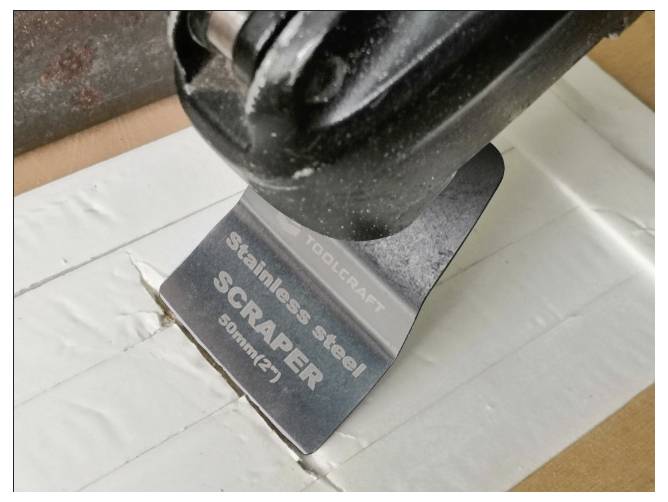 Ein Edelstahl-Schaber-Werkzeug mit der Aufschrift 