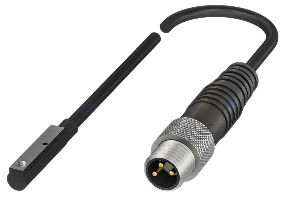 Ein elektronischer Stecker mit einem langen schwarzen Kabel und metallischen Kontakten, geeignet für industrielle Anwendungen.