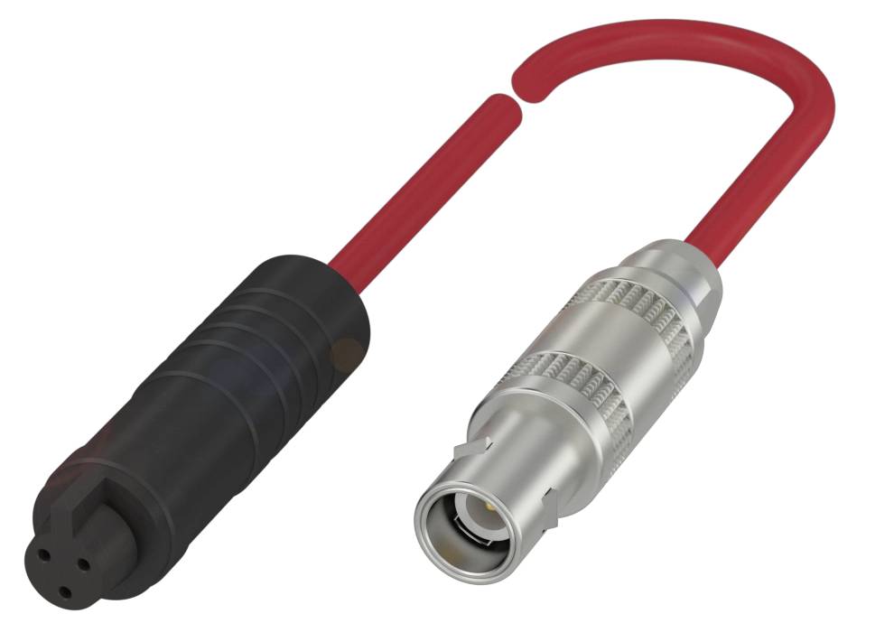 Zwei Verbinder, einer schwarz mit drei Öffnungen, einer silbern mit geriffeltem Griff, verbunden durch ein rotes Kabel in U-Form.