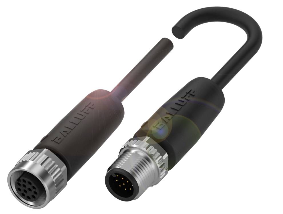 Zwei schwarze Kabel mit Steckverbinder und Metallgewinde, die sich gegenüberliegen. Eines mit geradem Ende, das andere mit gebogenem Schutz.