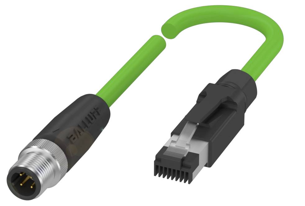 Ein grünes Ethernet-Kabel mit einem M12-Stecker auf der linken Seite und einem RJ45-Stecker auf der rechten Seite.