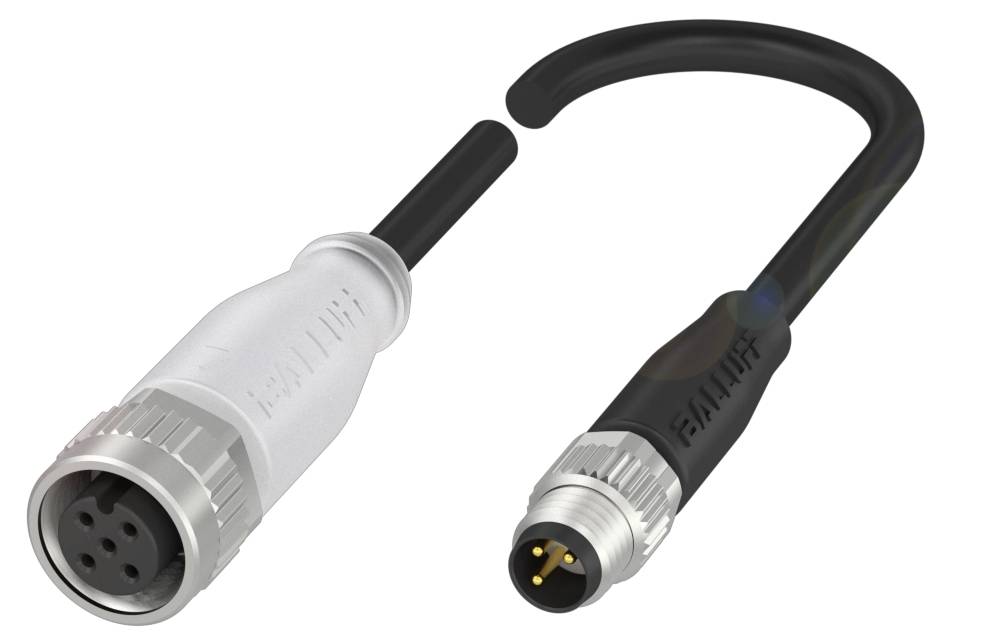 Zwei M12-Stecker mit unterschiedlichen Gehäusefarben und Pin-Anordnungen. Links: Buchse mit 5 Pins. Rechts: Stecker mit 4 Pins.