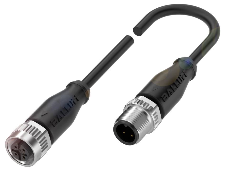 Ein M8-Steckverbinder von Baumer mit einem geraden Kabelende links und einem abgewinkelten Kabelende rechts, metallische und schwarze Kunststoffteile.